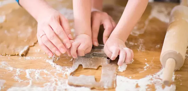 4. Zbližajte se z otroki, tako da skupaj zamesite piškote